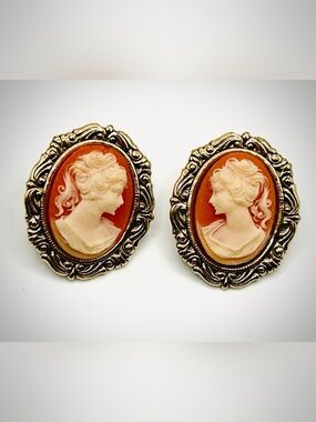 Vintage Portrait Cameo‎ Pierced Earrings Goldtone Dark Academia Gothic Romantic